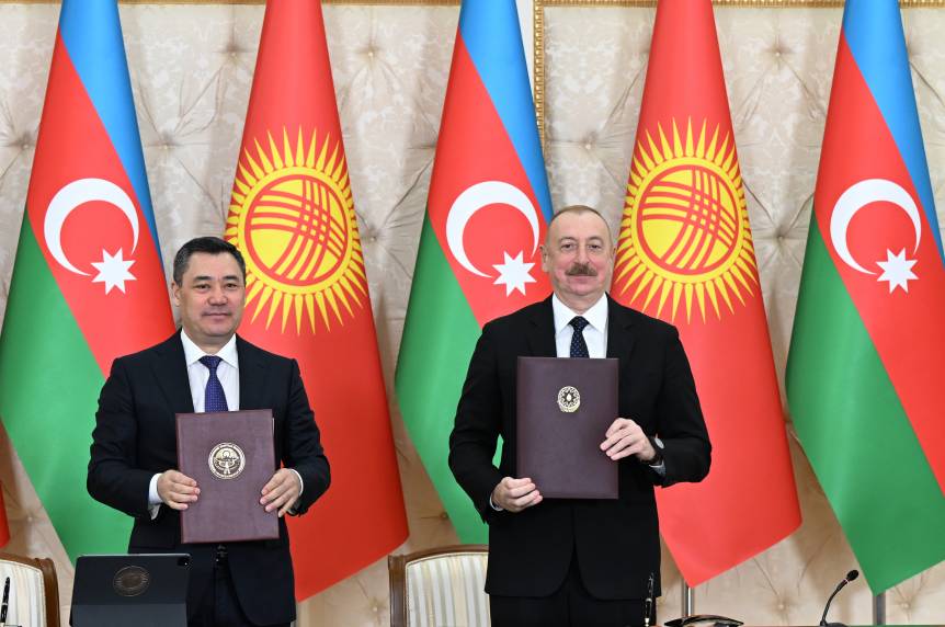 Проходит церемония подписания азербайджано-кыргызских документов
