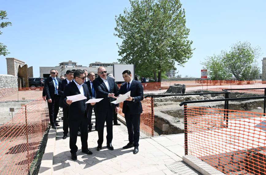 Ильхам Алиев и Президент Кыргызской Республики Садыр Жапаров ознакомились с работами, проводимыми во дворце Панахали хана и комплексе Имарет в Агдаме