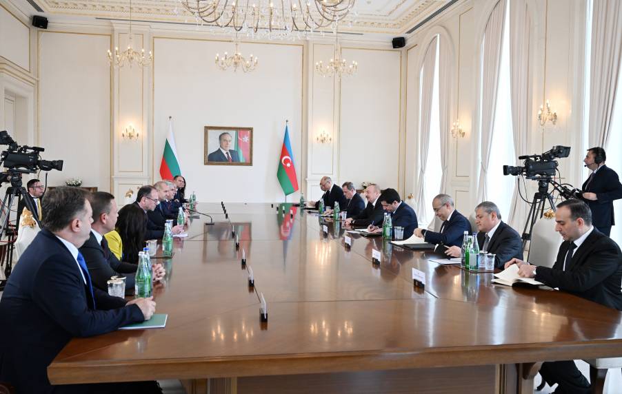Началась встреча Ильхама Алиева и Президента Болгарии Румена Радева в расширенном составе