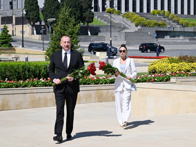 Ильхам Алиев и первая леди Мехрибан Алиева почтили память сынов Азербайджана, погибших за Победу над фашизмом