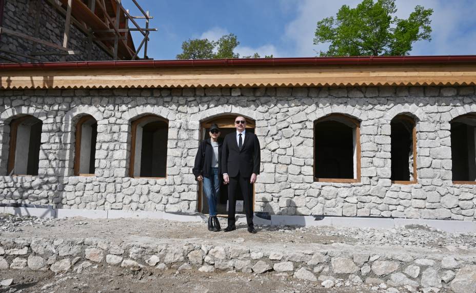 Ильхам Алиев и первая леди Мехрибан Алиева ознакомились с реставрационными работами в доме-музее Узеира Гаджибейли в Шуше