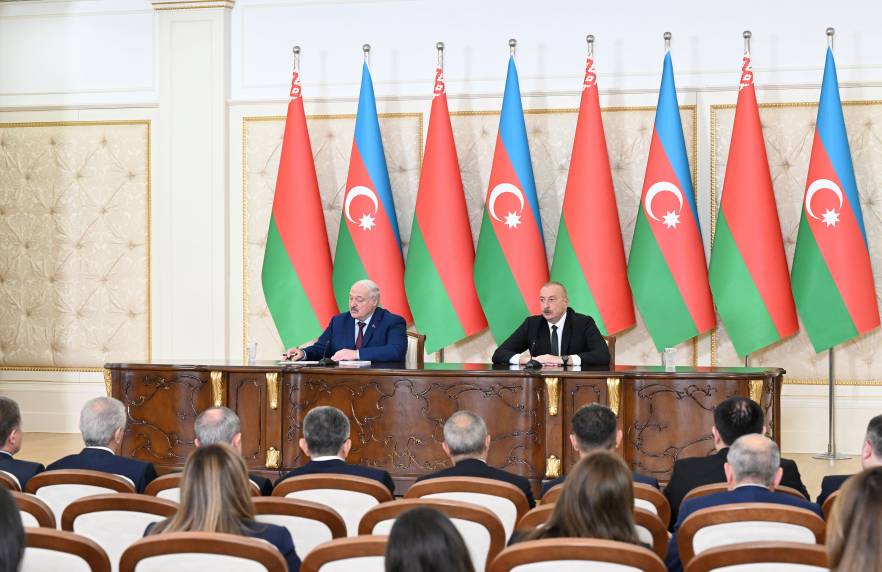 İlham Əliyev və Prezident Aleksandr Lukaşenko mətbuata bəyanatlarla çıxış edirlər