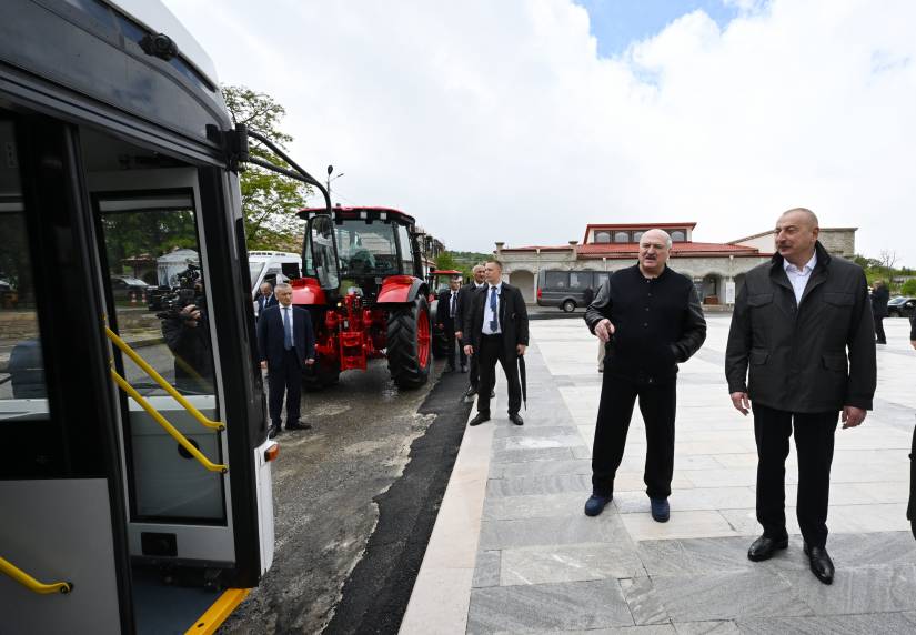 Ilham Aliyev and Aleksandr Lukashenko viewed bus jointly manufactured by Azerbaijan and Belarus, as well as tractors presented by the Belarusian President