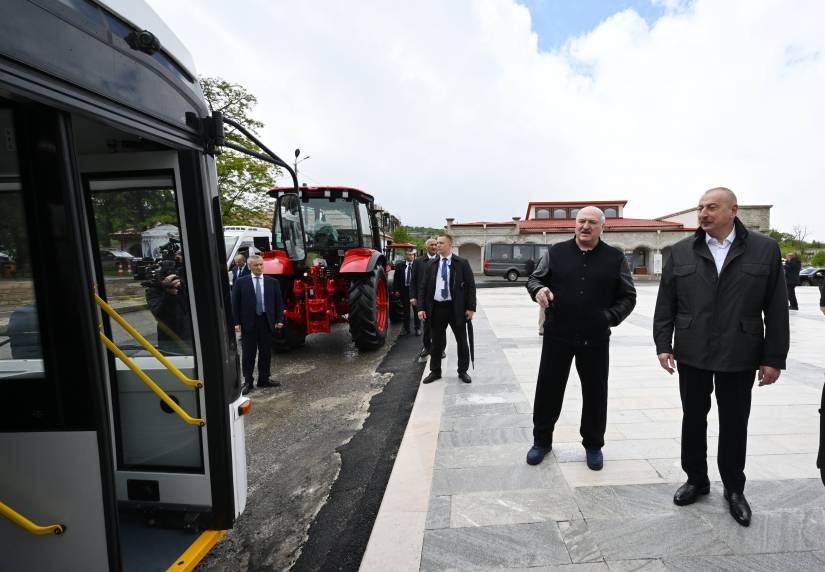 İlham Əliyev və Aleksandr Lukaşenko Şuşada Azərbaycan ilə Belarusun birgə istehsalı olan avtobusa və Belarus Prezidentinin hədiyyə etdiyi traktorlara baxdılar