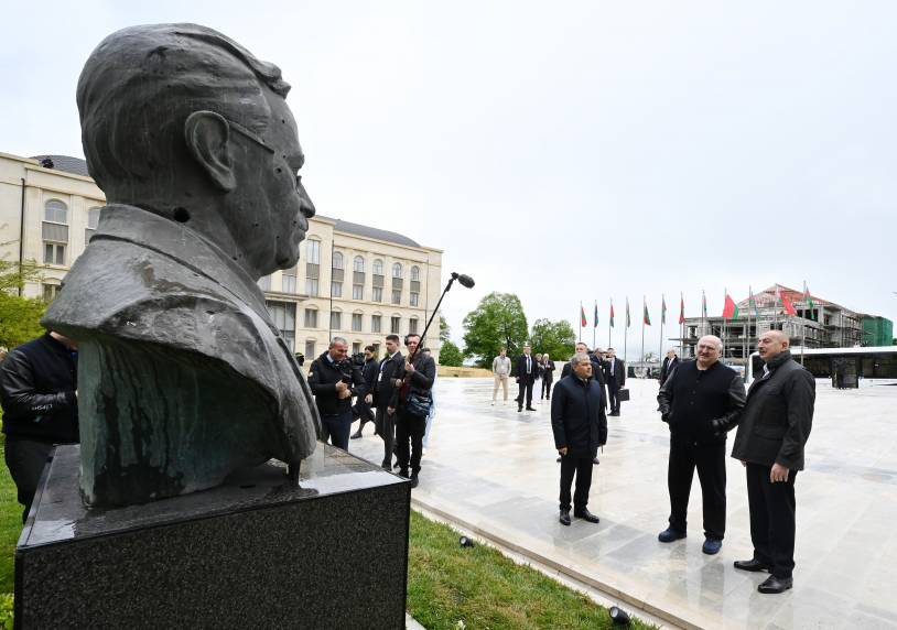 Azərbaycan və Belarus prezidentləri Şuşada Natəvanın, Bülbülün və Üzeyir Hacıbəylinin işğal dövründə gülləbaran edilmiş heykəllərinə baxıblar