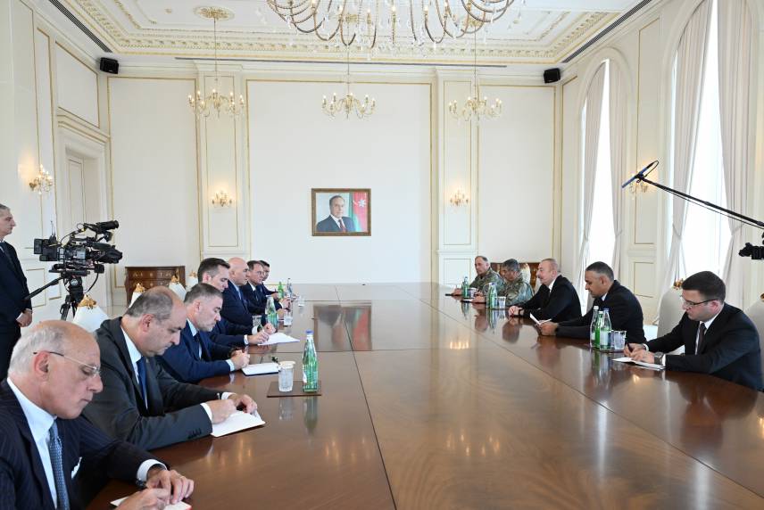 Ильхам Алиев принял делегацию во главе с министром обороны Италии