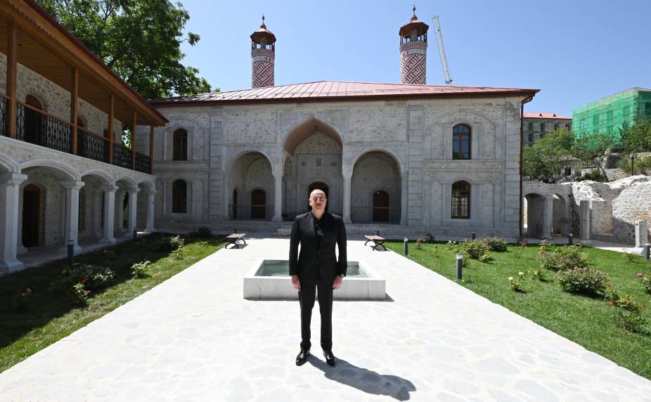 Ильхам Алиев принял участие в открытии после реставрации мечети Ашагы Говхар Ага в Шуше