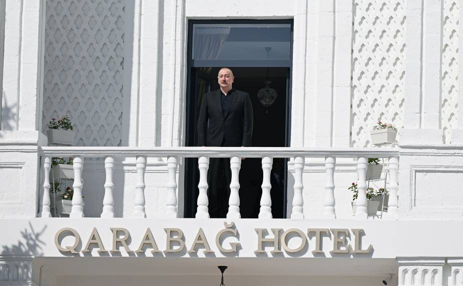 İlham Əliyev Xankəndi şəhərində əsaslı təmir və bərpadan sonra “Qarabağ” hotelinin açılışında iştirak edib