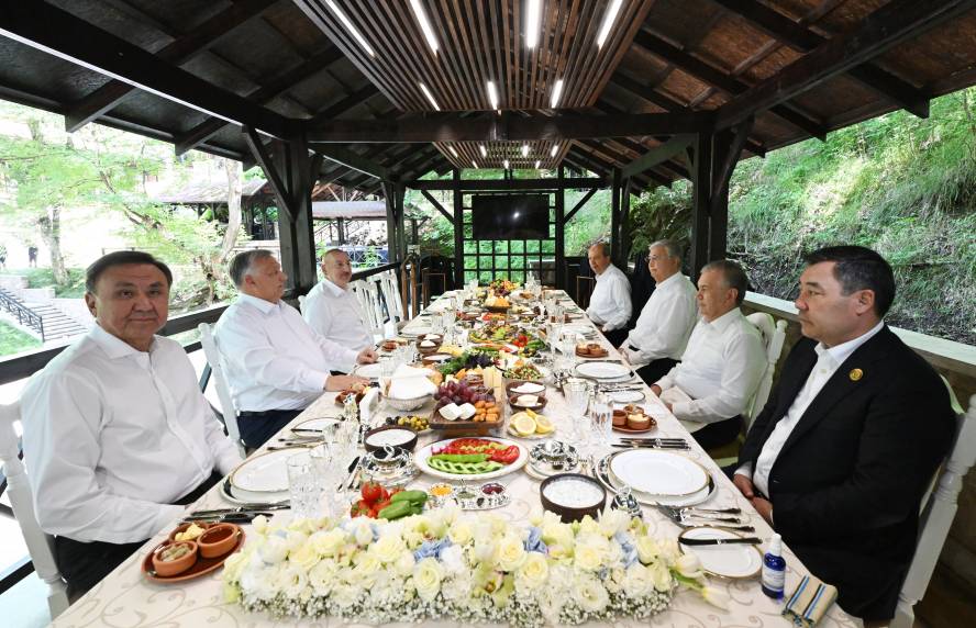 В Шуше от имени Президента Ильхама Алиева был дан обед в честь глав государств и правительств Организации тюркских государств