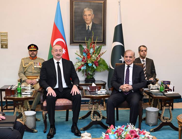 В Исламабаде состоялась встреча Ильхама Алиева с премьер-министром Пакистана Мухаммадом Шахбазом Шарифом в узком составе