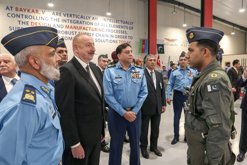 Ильхам Алиев ознакомился в Исламабаде с военной выставкой в Национальном парке аэрокосмической науки и технологий на территории базы Нур-Хан Военно-воздушных сил Пакистана