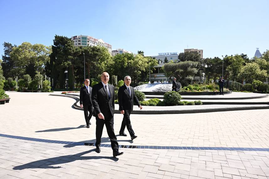 Ильхам Алиев принял участие в открытии капитально реконструированного парка Нариманова в Баку