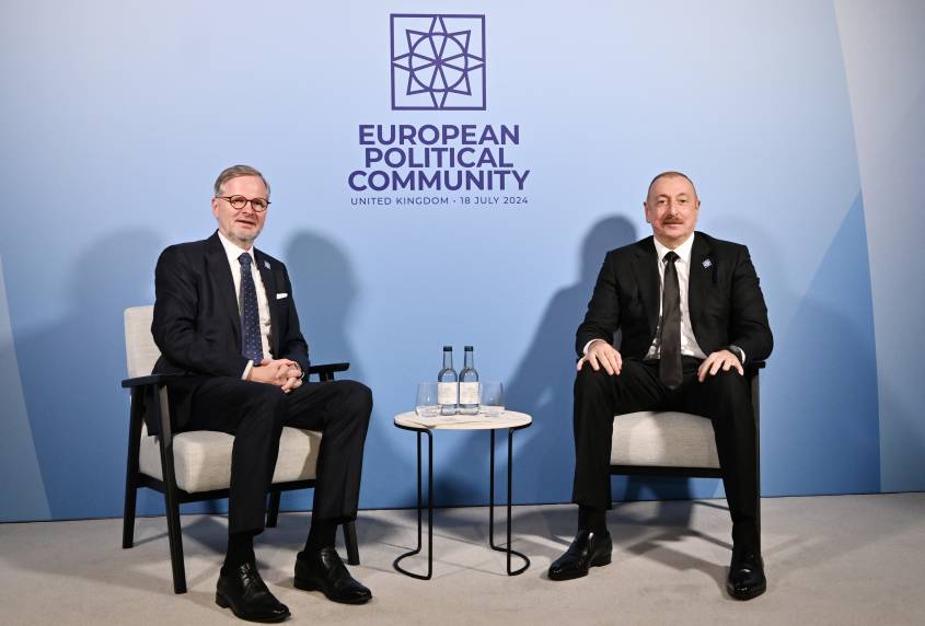 Ильхам Алиев встретился в Оксфорде с премьер-министром Чехии Петром Фиалой