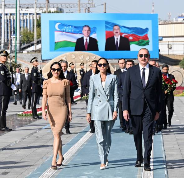 Ilham Aliyev pays tribute to National Leader Heydar Aliyev in Tashkent