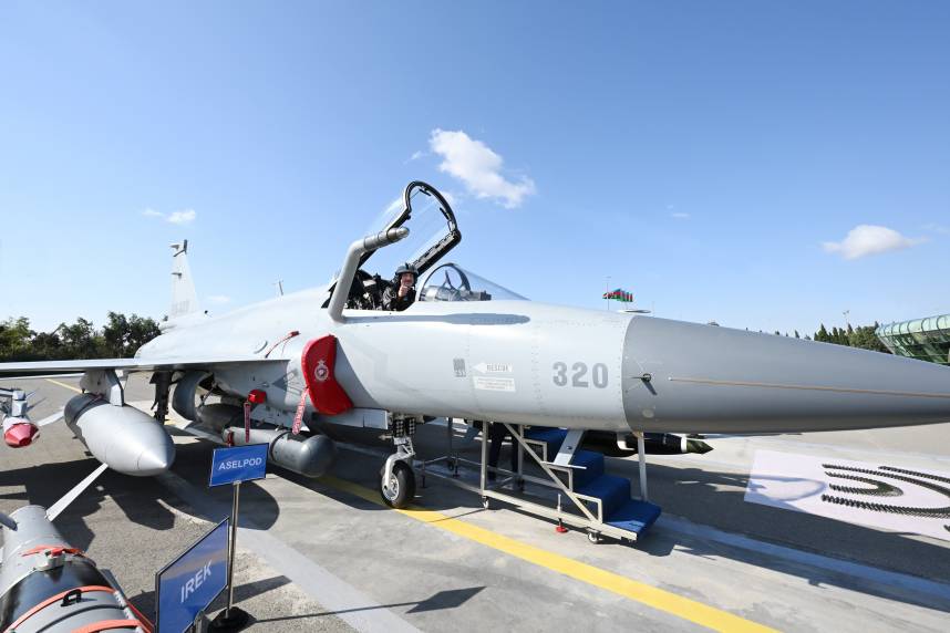 İlham Əliyevə çoxməqsədli JF-17C təyyarələri təqdim olunub