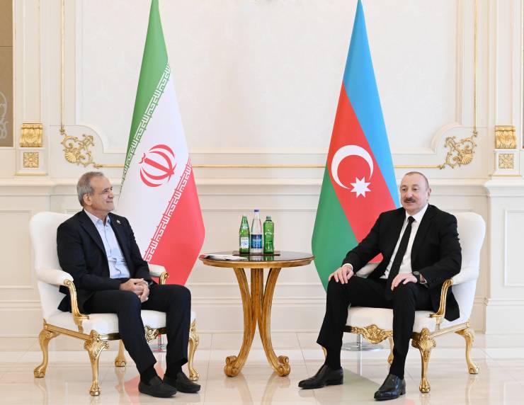 İlham Əliyevin İran Prezidenti Məsud Pezeşkian ilə məhdud tərkibdə görüşü başlayıb