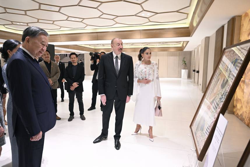 Leaders of Azerbaijan and Vietnam viewed exhibition of Vietnamese paintings