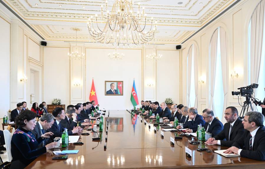 Ilham Aliyev’s expanded meeting with General Secretary of Central Committee of Communist Party of Vietnam commenced
