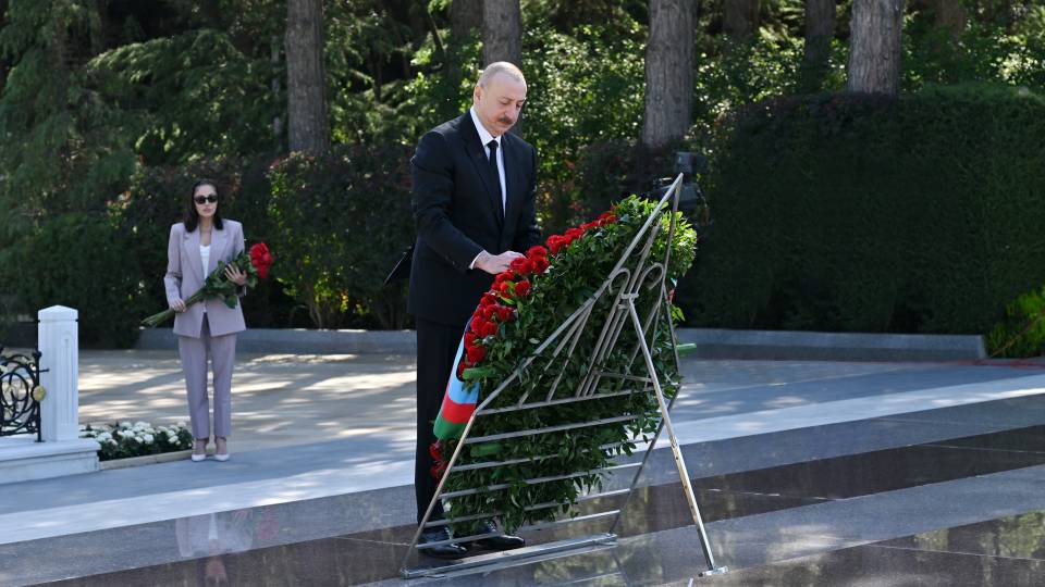 Ilham Aliyev and First Lady Mehriban Aliyeva visited tomb of National Leader Heydar Aliyev at Alley of Honors