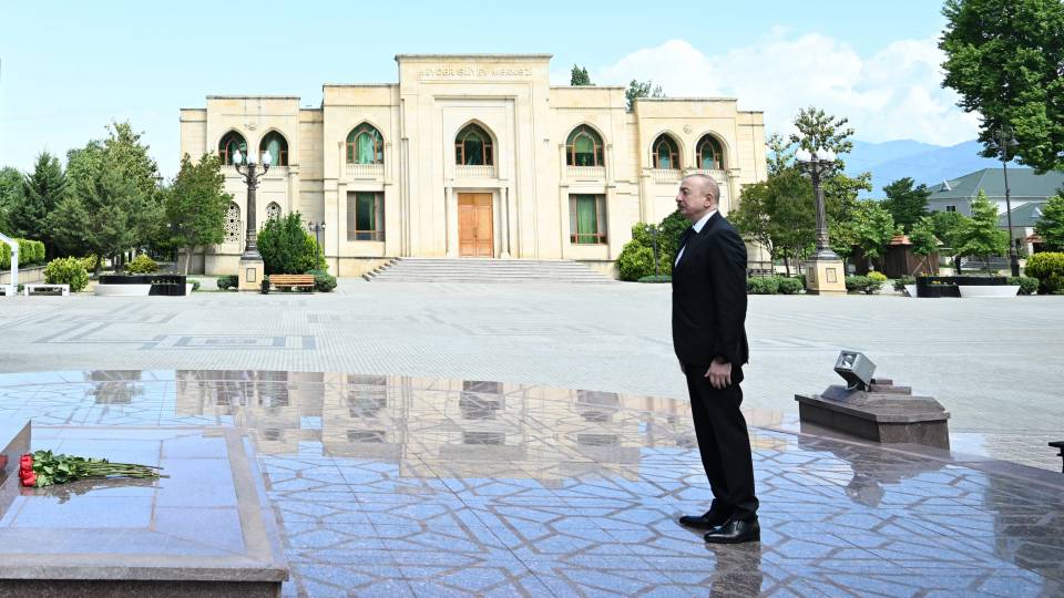 Ильхам Алиев посетил памятник общенациональному лидеру Гейдару Алиеву в центре города Исмаиллы