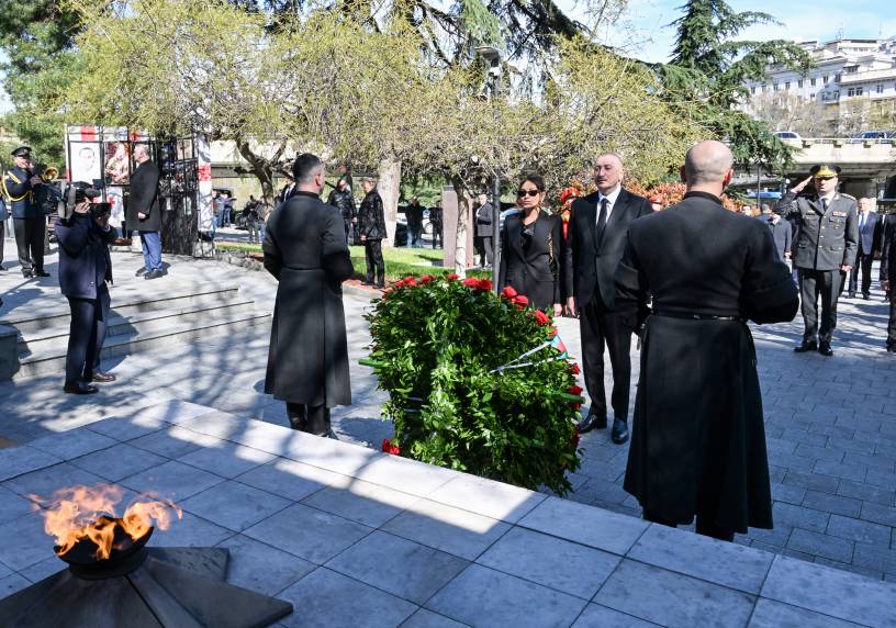 İlham Əliyev Tbilisidə Qəhrəmanlar Memorialını ziyarət edib