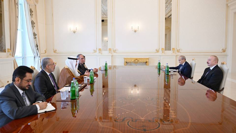 Ильхам Алиев принял делегацию во главе с президентом группы Исламского банка развития