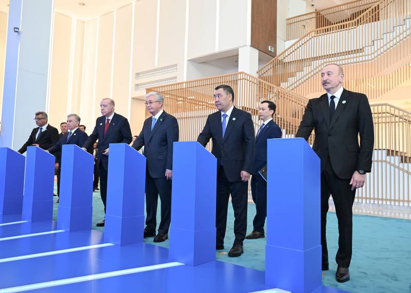 İlham Əliyev və TDT-nin qeyri-rəsmi Zirvə görüşünün digər iştirakçıları Türk Sivilizasiyası Mərkəzinin təməlqoyma mərasimində iştirak ediblər