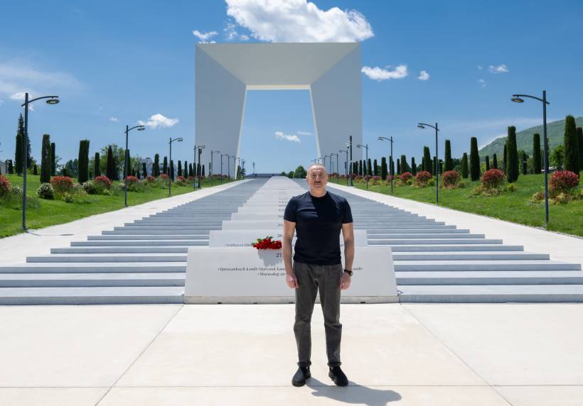 İlham Əliyev Xankəndi şəhərində Zəfər tağının önünə gül dəstələri düzüb