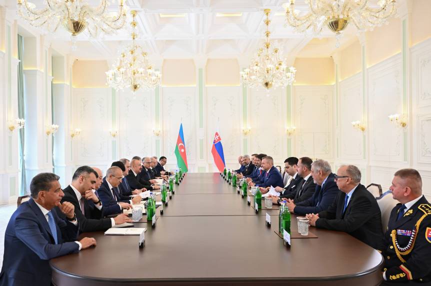 В Шуше состоялась встреча Президента Ильхама Алиева с Президентом Словакии в расширенном составе
