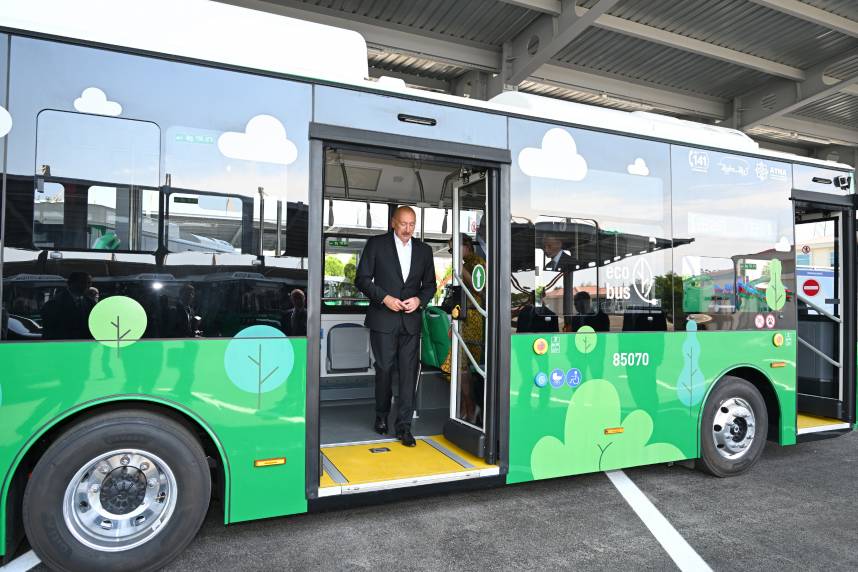 İlham Əliyev Naxçıvanda elektrik mühərrikli yeni avtobuslara baxıb, dəmir yolu infrastrukturunda aparılan yenidənqurma işləri ilə tanış olub