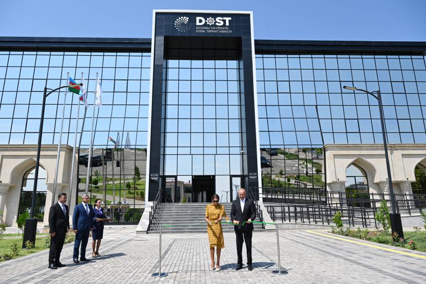 İlham Əliyev Əmək və Əhalinin Sosial Müdafiəsi Nazirliyinin tabeliyində olan DOST Agentliyinin Naxçıvan Regional DOST Mərkəzinin açılışında iştirak edib