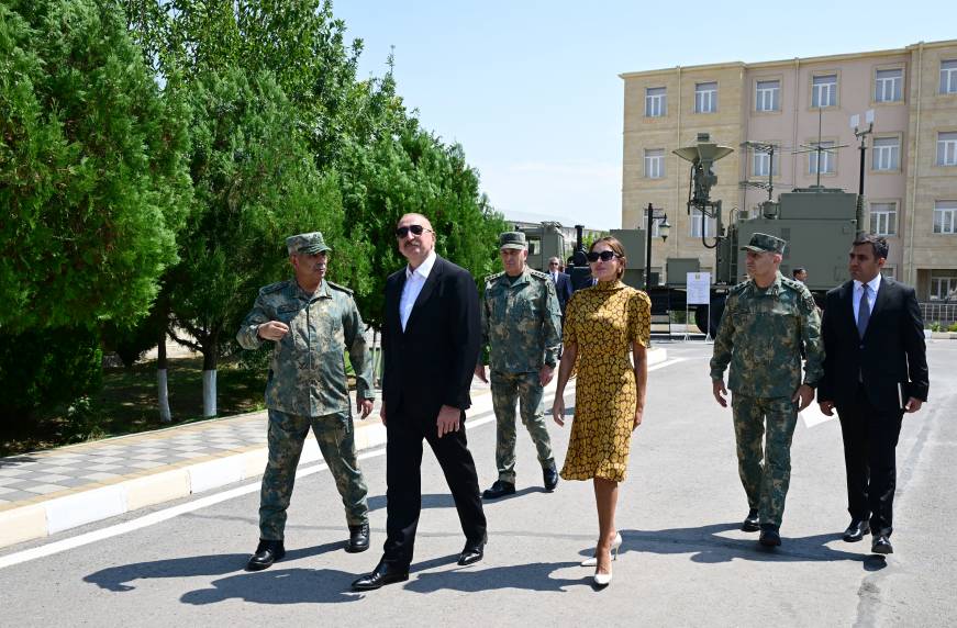 İlham Əliyev Əlahiddə Ümumqoşun Orduda yeni yaradılan komando hərbi hissələrinə Döyüş bayraqlarının verilməsi mərasimində iştirak edib