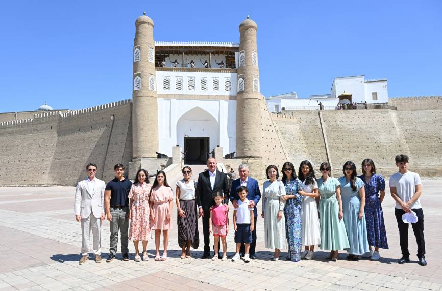 İlham Əliyev, birinci xanım Mehriban Əliyeva, Özbəkistan Prezidenti Şavkat Mirziyoyev, birinci xanım Ziroatxon Mirziyoyeva və ailə üzvləri Buxara şəhərində “Ark” qalası ilə tanış olublar