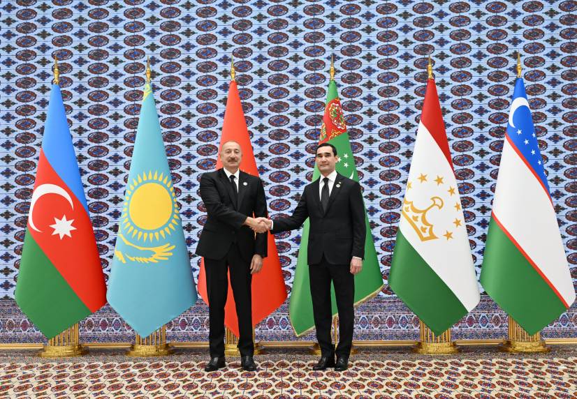 İlham Əliyev Azərbaycan və Mərkəzi Asiya Dövlət Başçılarının 8-ci Məşvərət görüşündə iştirak etmək üçün “Avaza” Kompleksinə gəldi