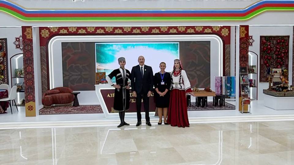 İlham Əliyev Türkmənbaşıda MDB-nin iştirakçı ölkələrinin milli stendləri ilə tanış olub