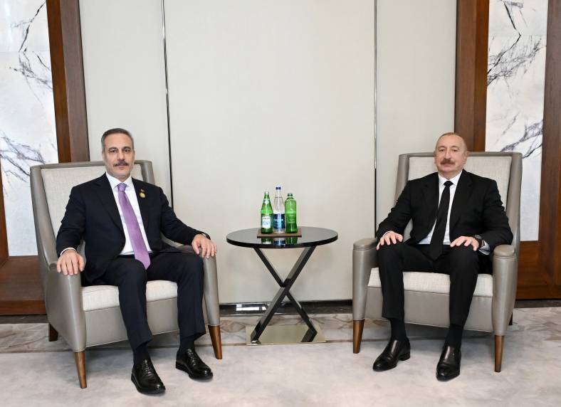 İlham Əliyev Türkiyənin xarici işlər nazirini qəbul edib