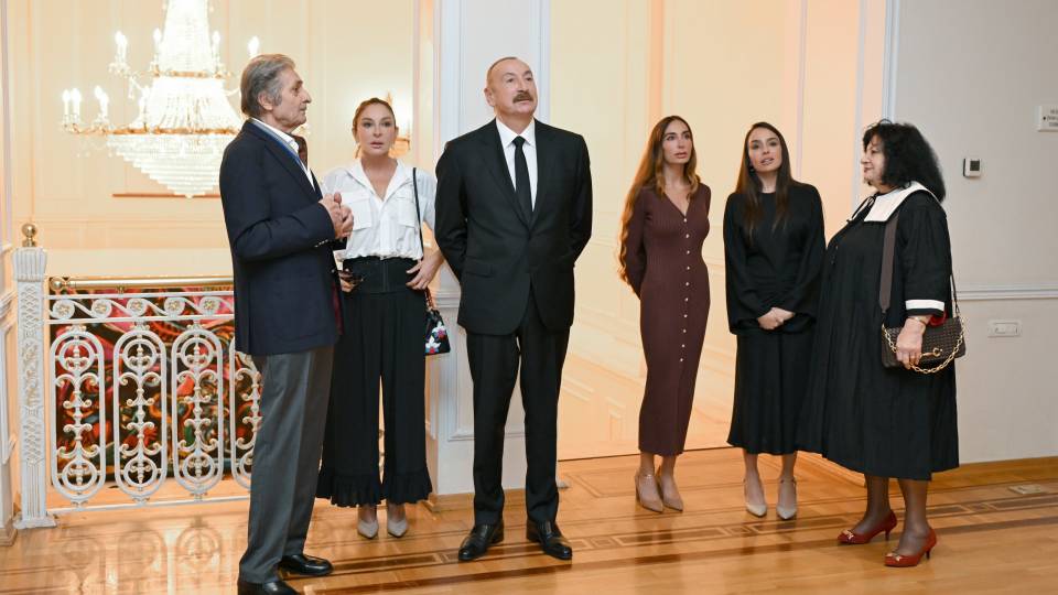 İlham Əliyev, birinci xanım Mehriban Əliyeva və ailə üzvləri “Mənim Abşeronum: Üstə gəl” adlı retrospektiv sərgi ilə tanış olublar